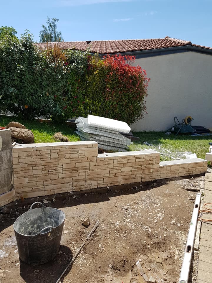 Mur, parement et couvertine