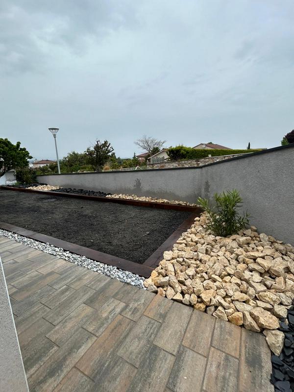 Aménagement complet des abords de piscine et des espaces extérieurs