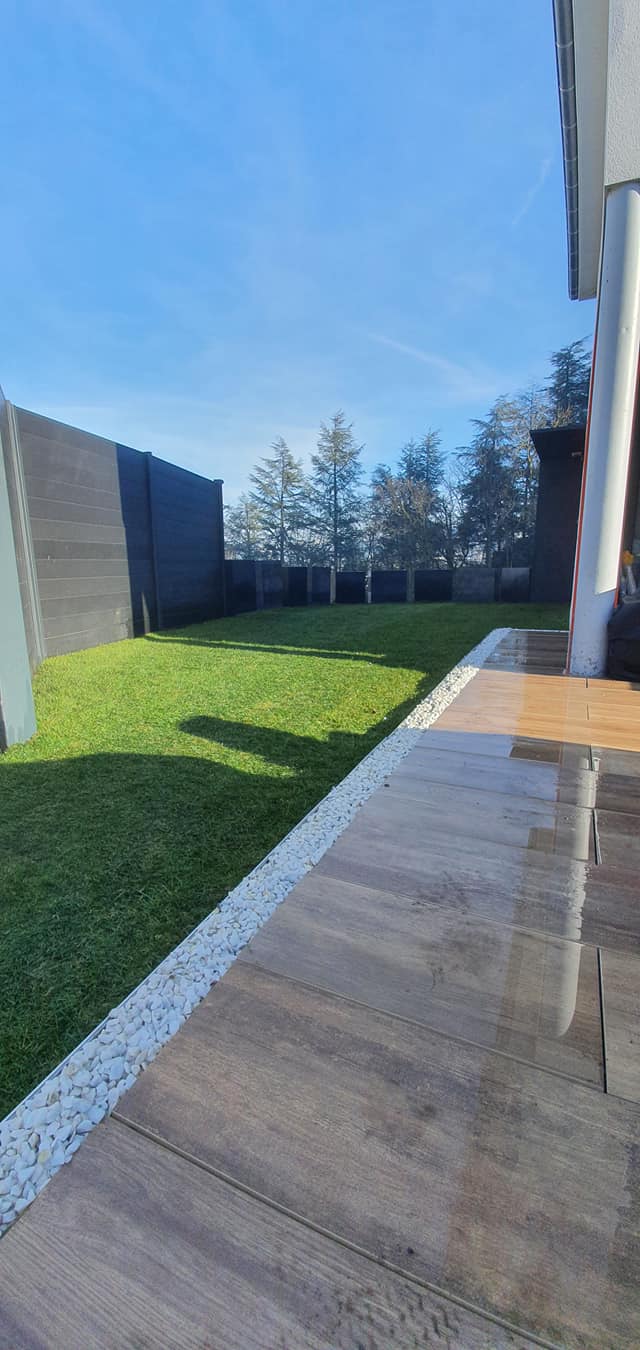 Mise en place des jardinière en bordure d'enrochement et réalisation d'un gazon en rouleau 1