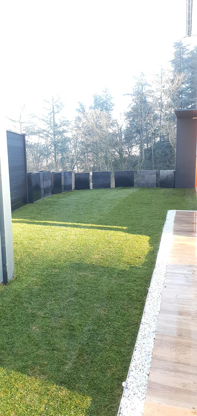 Mise en place des jardinière en bordure d'enrochement et réalisation d'un gazon en rouleau